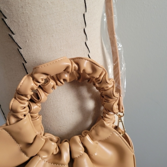 Tan faux leather ruched handbag with crossbody strap NWOT - Picture 8 of 10